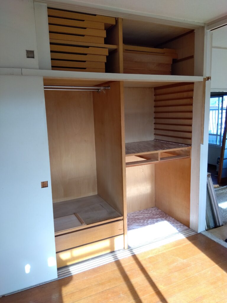 【施工前】間仕切り壁や建具の補修・新設